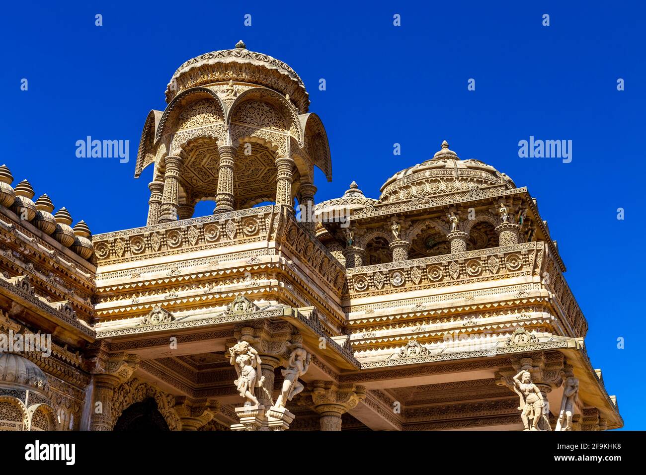 Temple hindou en pierre calcaire très orné Shri Vallabh Nidhi Mandir à Alperton, Wembley, Londres, Royaume-Uni Banque D'Images