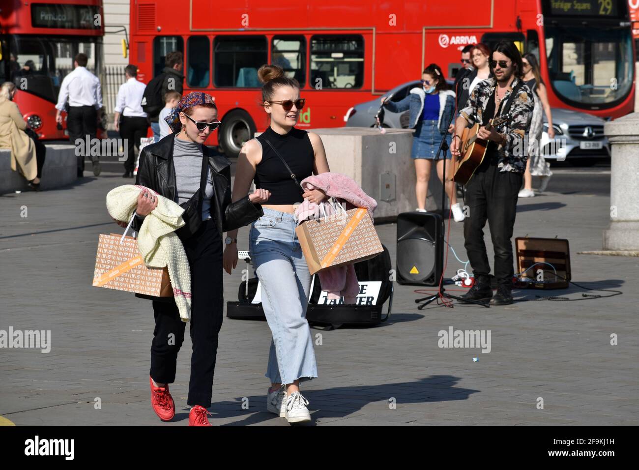 Londres, Royaume-Uni 19 avril 2021 Sunshine donne vie à Trafalgar Square, dans le West End de Londres, alors que les restrictions de verrouillage du coronavirus se sont assouplies. Credit: JOHNNY ARMSTEAD/Alamy Live News Banque D'Images