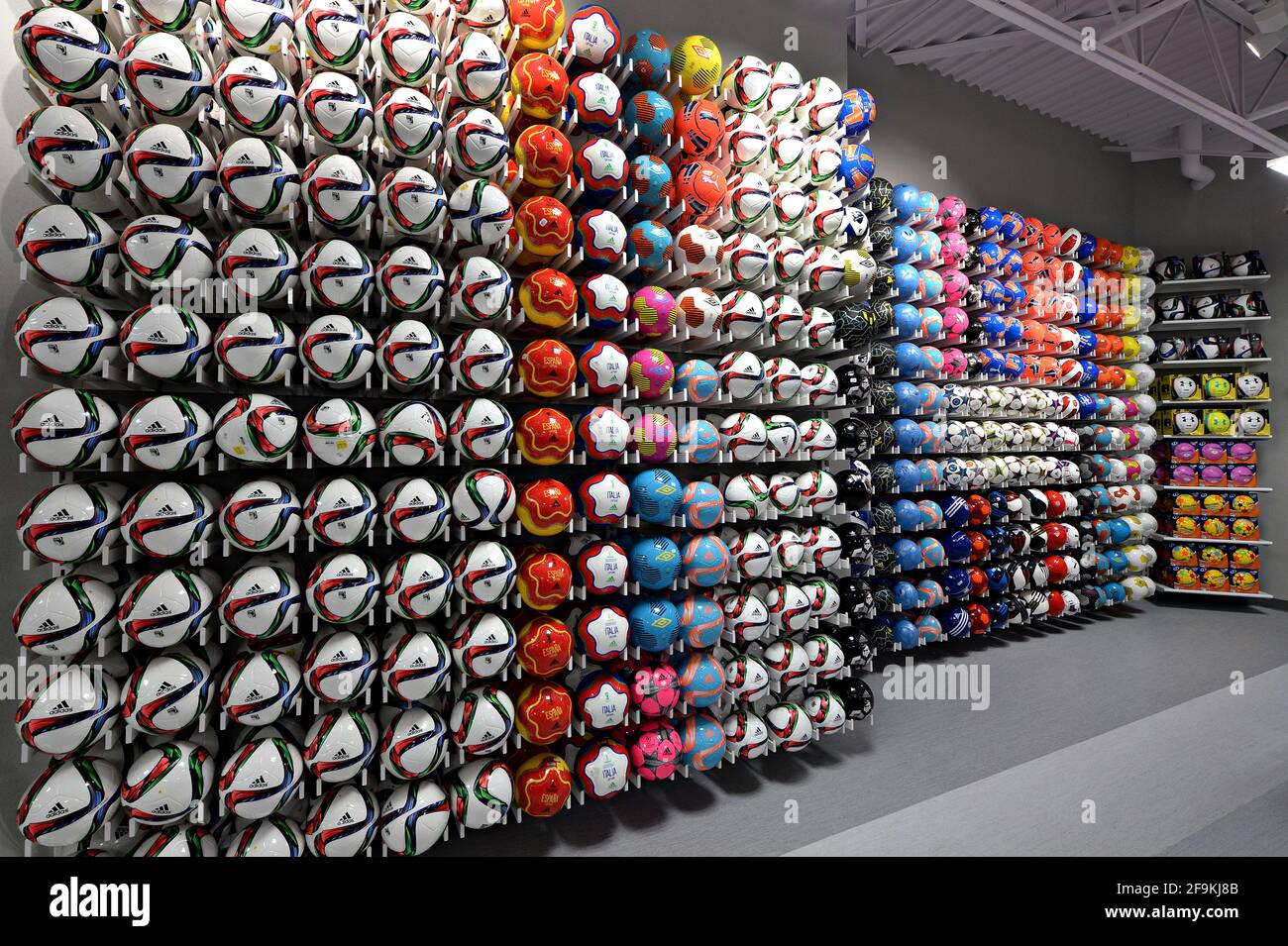 mur de ballons de football Banque D'Images