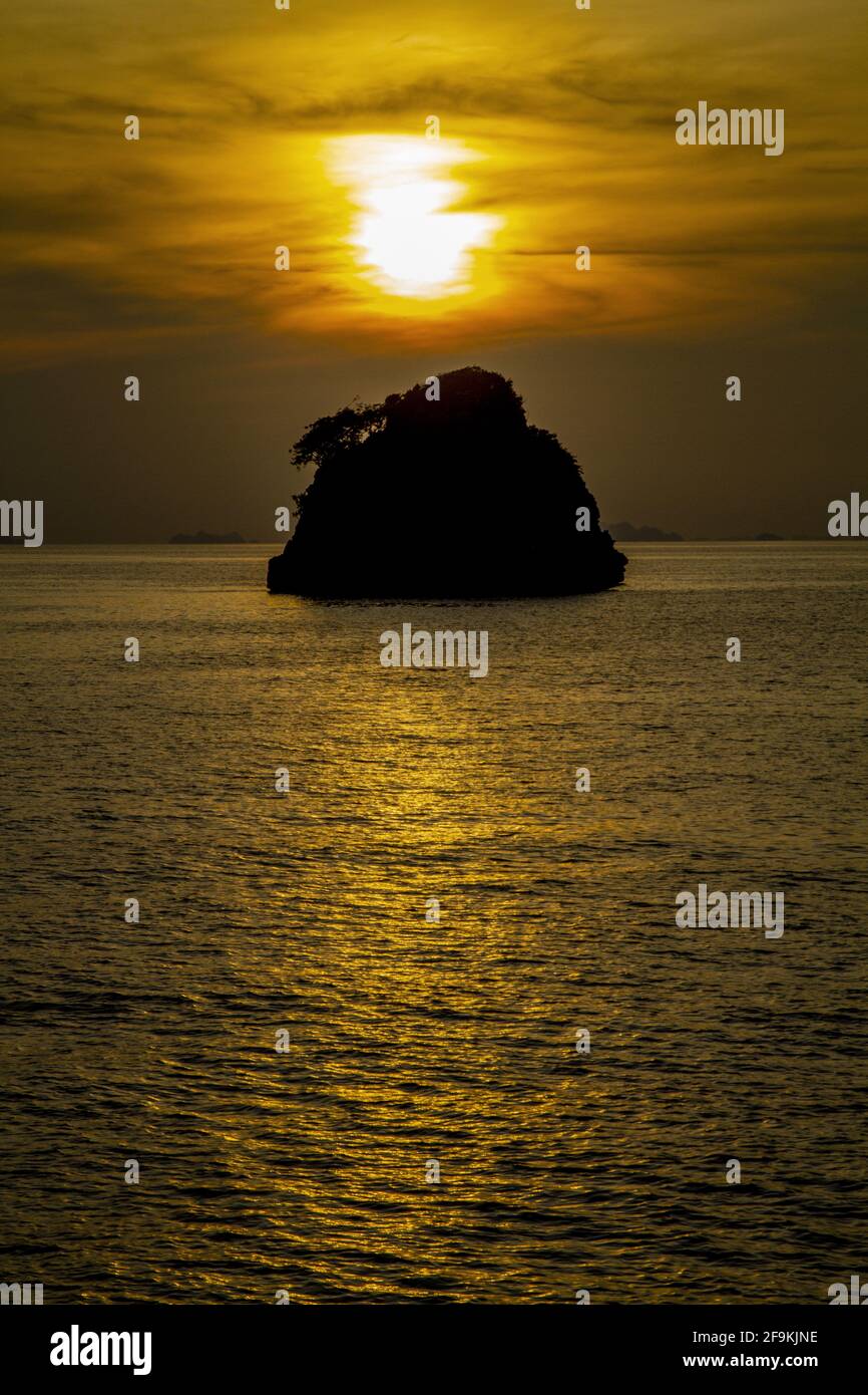 Une silhouette petite île isolée dans le milieu de l'océan Banque D'Images