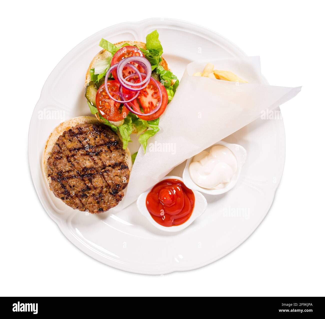 Délicieux hamburger de bœuf grillé avec frites de pommes de terre. Isolé sur un fond blanc. Banque D'Images
