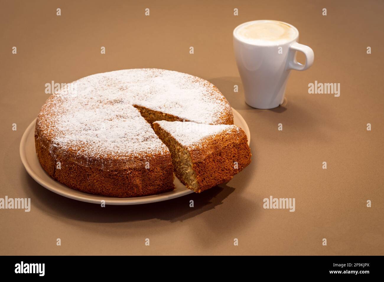 Un Ancien Gateau Romain Fait D Amandes Et De Pain Sec Avec Cappuccino Frais Antica Torta Alle Mandorle E Pane Photo Stock Alamy