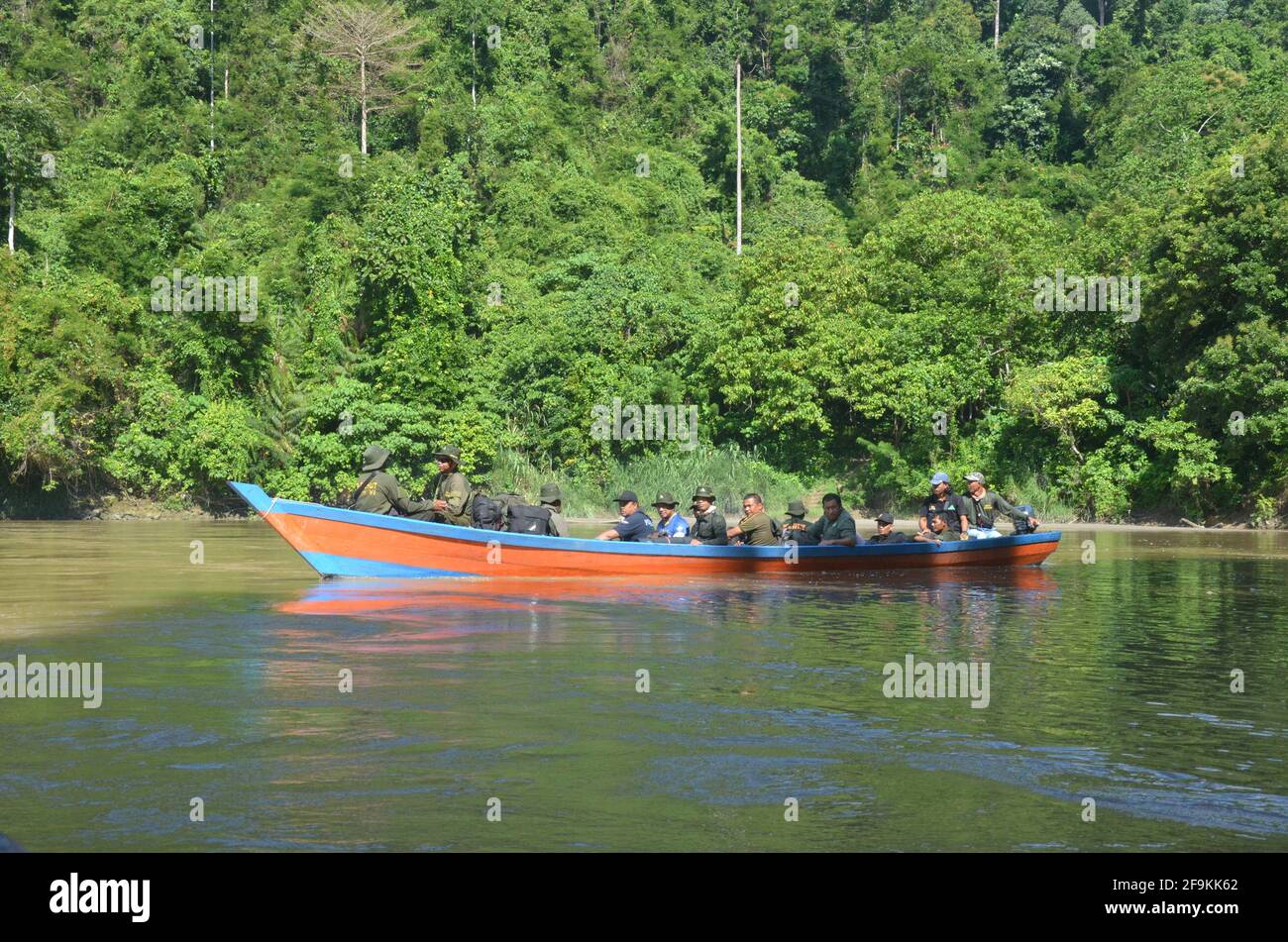 Les gardes forestiers traversent la rivière Ales-Singkil en patrouille Banque D'Images