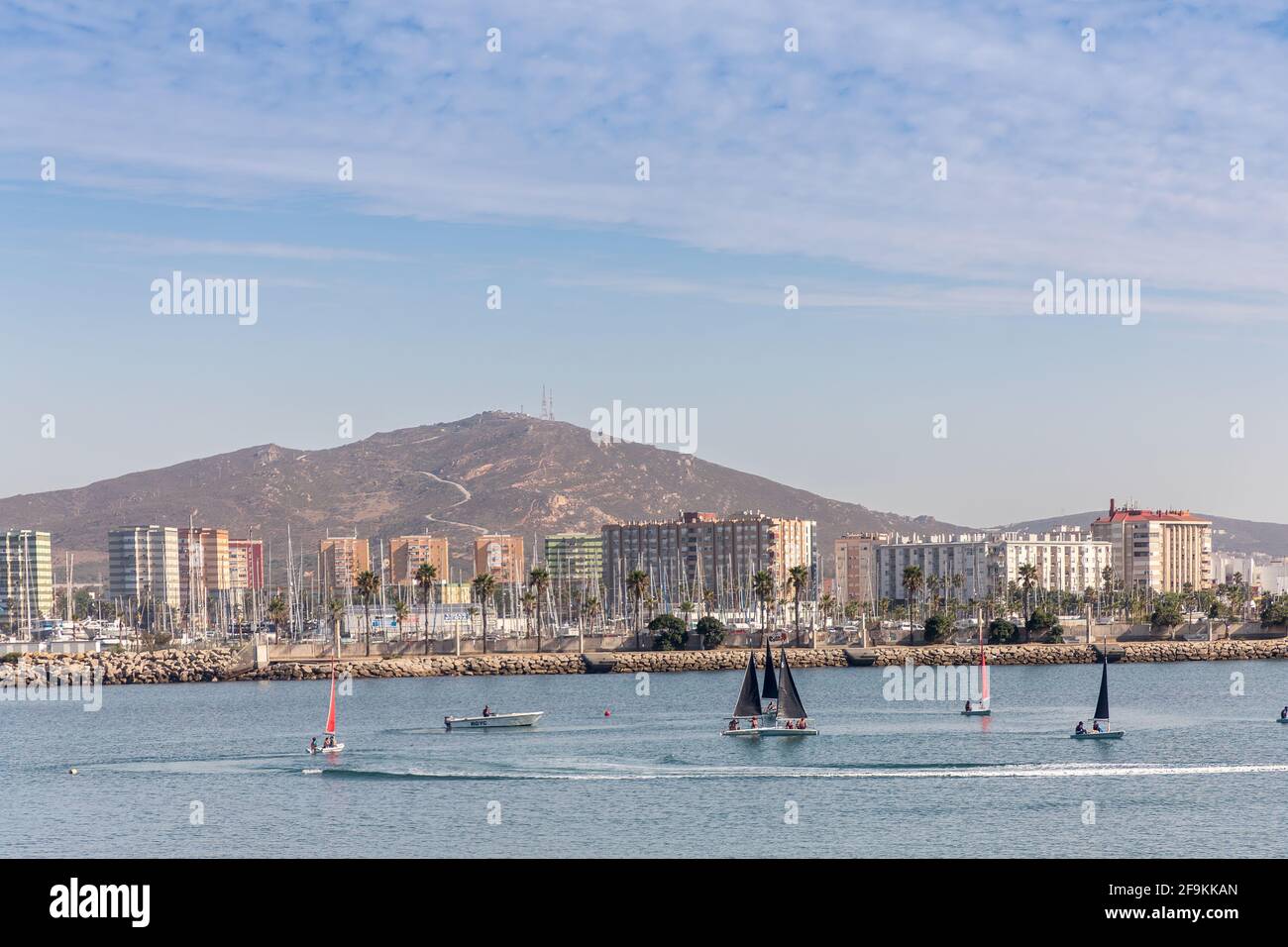 Yachts dans la baie, la linea de la concepcion de Gibraltar, Espagne Banque D'Images