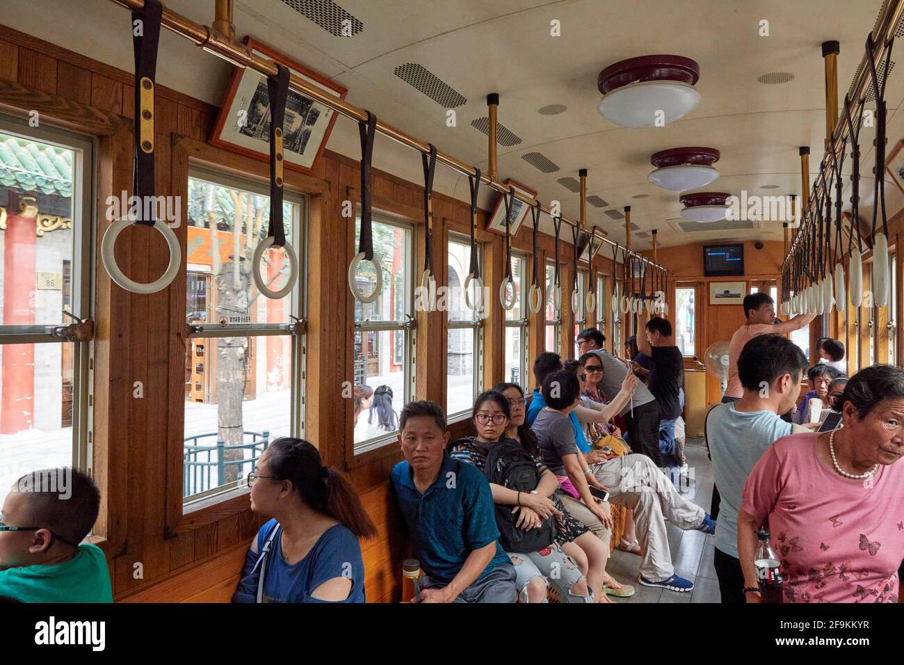 Touristes à l'intérieur du tramway Dangdang Che sur Qianmen Street in Pékin, Chine Banque D'Images