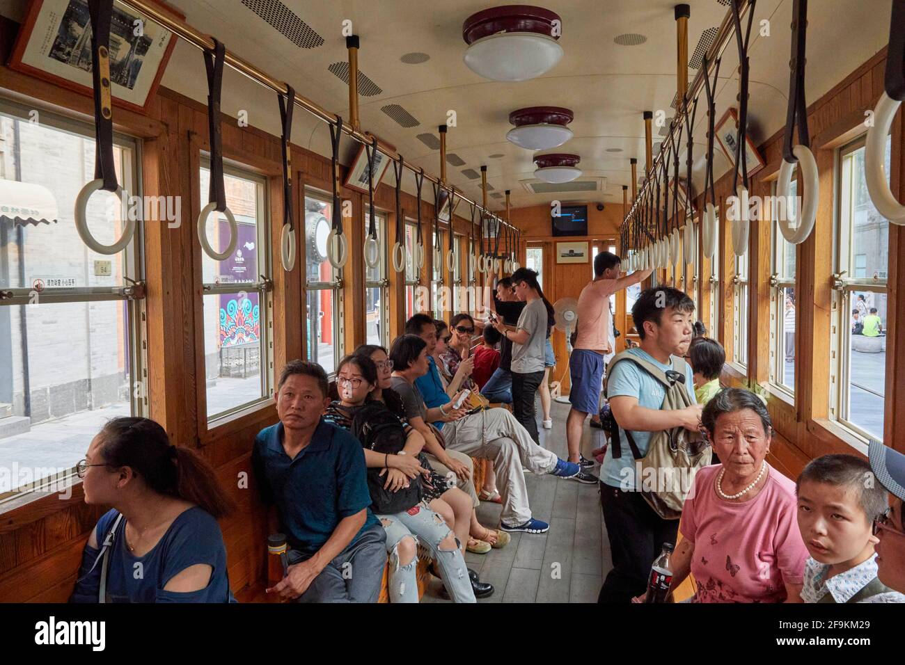 Touristes à l'intérieur du tramway Dangdang Che sur Qianmen Street in Pékin, Chine Banque D'Images