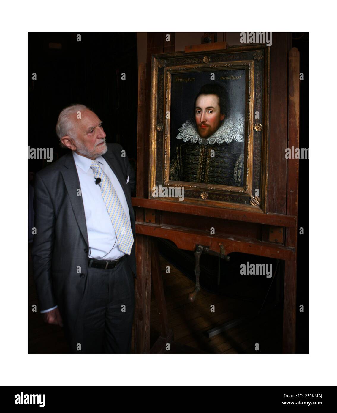 Le professeur Stanley Wells CBE admire un portrait de William Shakespeare peint en 1610, il est considéré comme la seule photo de William Shakespeare encore en vie. Le portrait doit être exposé au Shakespeare Birthplace Trust à Stratford-upon-Avon le 23 avril 2009. Photographie de David Sandison Banque D'Images