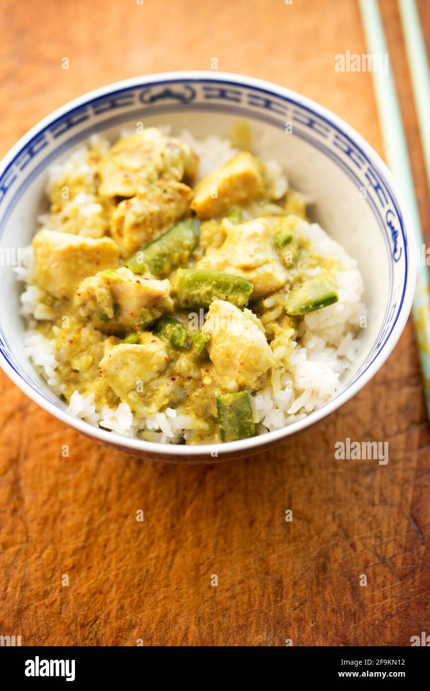 Curry de poulet thaïlandais vert avec pois et citronnelle, riz Banque D'Images