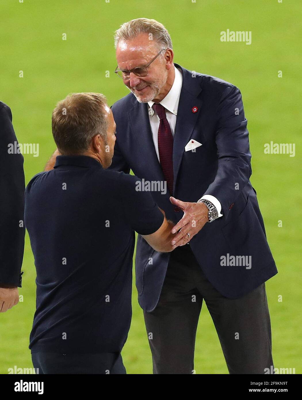 Budapest, Ungarn. 24 septembre 2020. Firo: 24.09.2020 football, football UEFA Super Cup 2020 FC Bayern Munich Muenchen - Sevilla FC 2: 1 NV FCB entraîneur, entraîneur, Hansi Flick, geste, geste, Direction de la FCB, président de la direction, patron du Bayern, patron, Karl-Heinz Kalle Rummenigge, Lors de la cérémonie de remise des prix | usage Worldwide Credit: dpa/Alamy Live News Banque D'Images