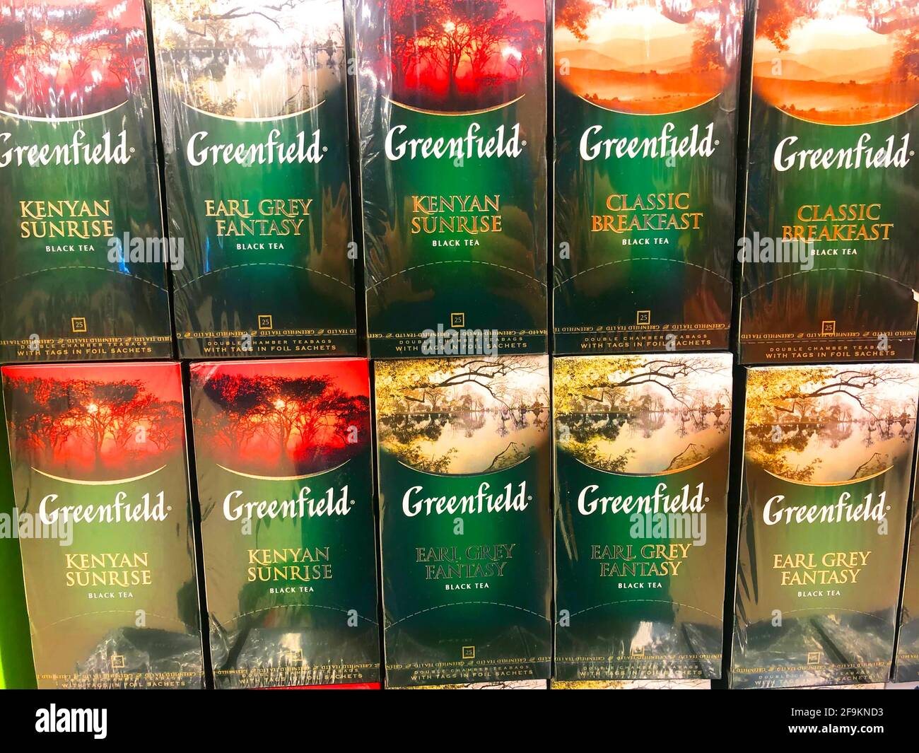 Greenfield Golden ceylon thé noir assorti dans des sacs de boîte, dans une étagère de supermarché gros plan, Russie, Saint-Pétersbourg. 10 avril 2021 Banque D'Images