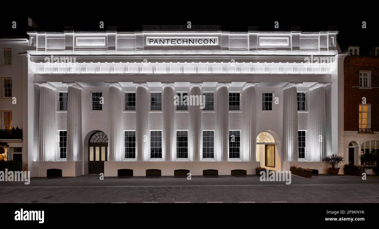 Extérieur la nuit. Pantechnicon, Londres, Royaume-Uni. Architecte: Farrells, 2020. Banque D'Images