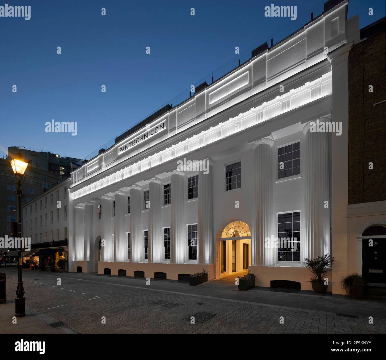 Extérieur au crépuscule. Pantechnicon, Londres, Royaume-Uni. Architecte: Farrells, 2020. Banque D'Images