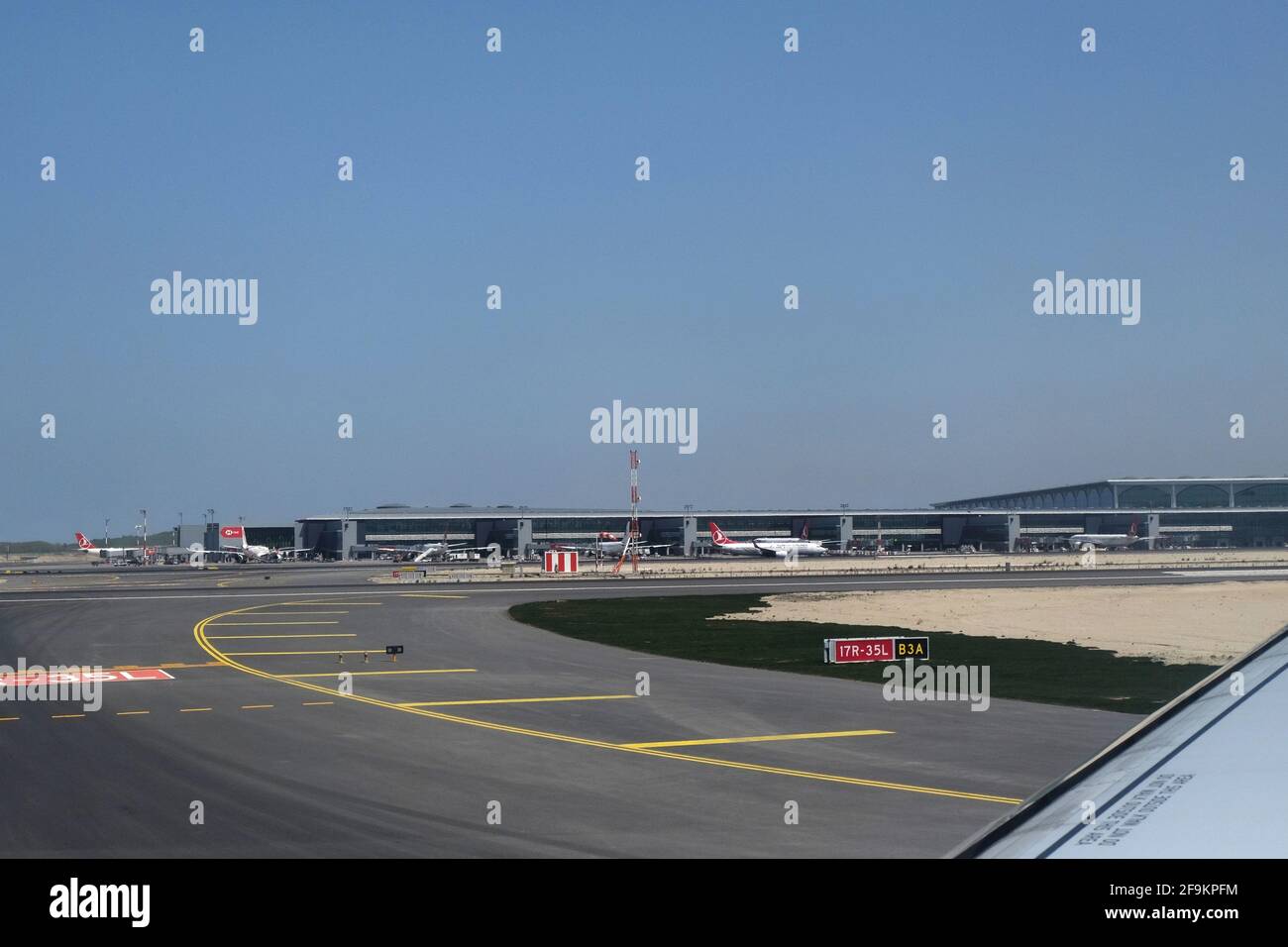 Des avions Turkish Airlines se tiennent aux portes du nouvel aéroport d'Istanbul pendant que nous prenons un taxi pour la piste 35L le 28 avril 2019. Banque D'Images