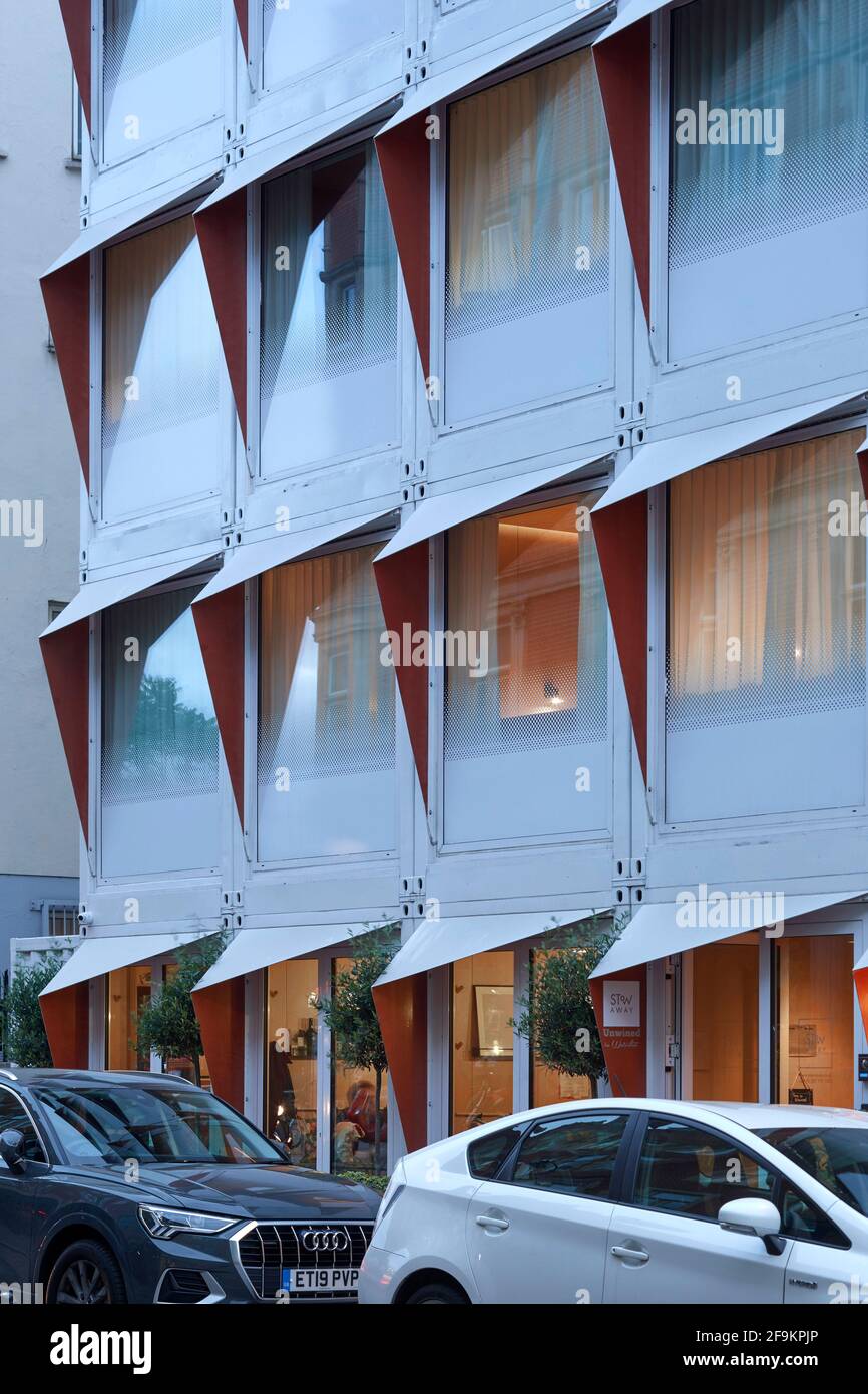 Détail de la façade extérieure au crépuscule. Stow-away Waterloo Hotel, Londres, Royaume-Uni. Architecte: Doone Silver Kerr, 2019. Banque D'Images