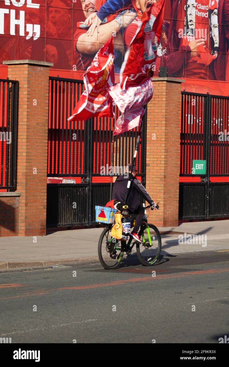 Liverpool, Royaume-Uni. 19 avril 2021. Les fans de LFC ont mis des bannières à Anfield pour protester contre la décision des clubs de rejoindre la nouvelle Super League européenne. Crédit : ken biggs/Alay Live News Banque D'Images