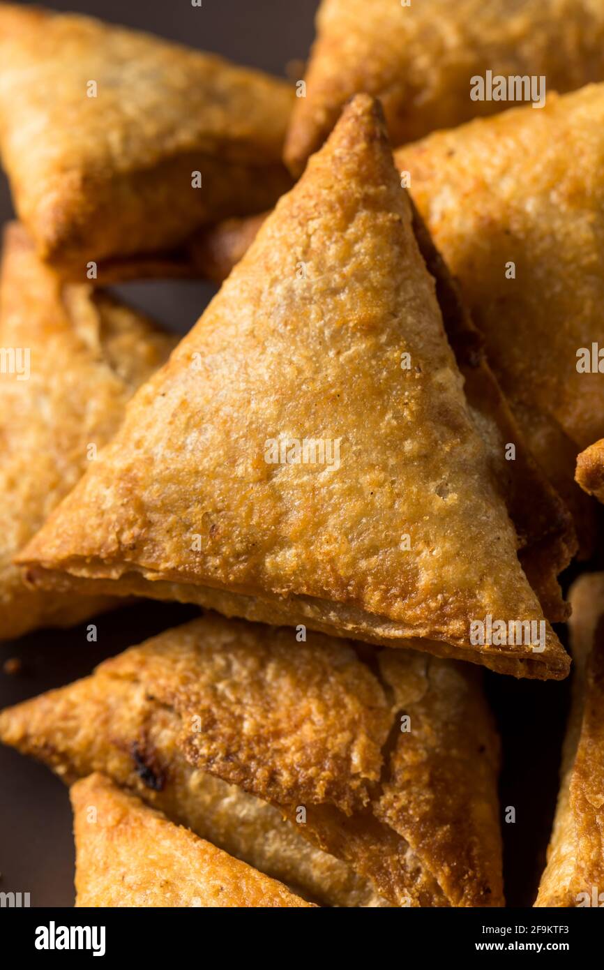 Pommes de terre indiennes maison et samosas Lentil avec chutney à trempette Banque D'Images