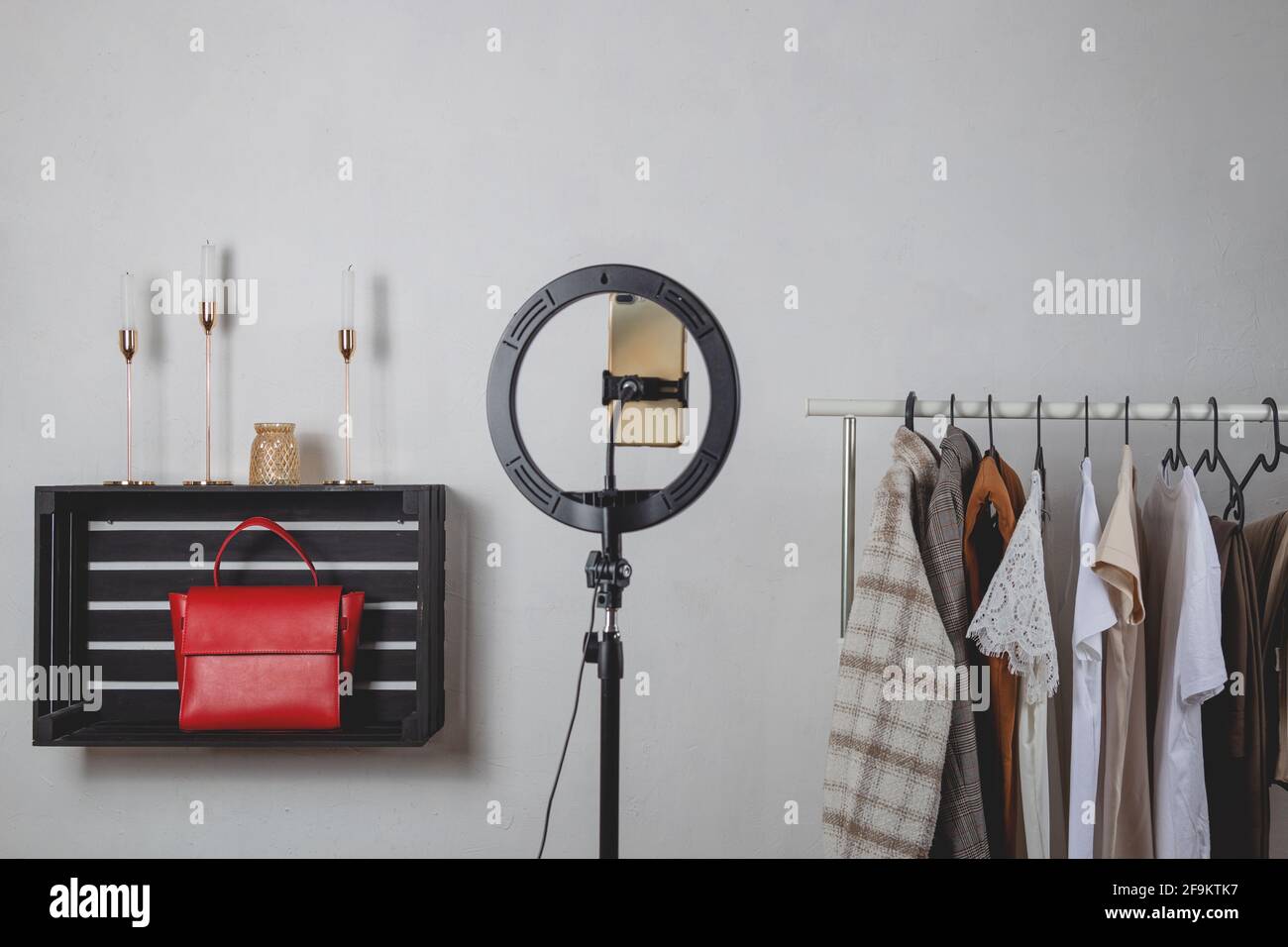 Equipement d'éclairage de bague de lampe pour blogger dans le studio de styliste de mode Banque D'Images