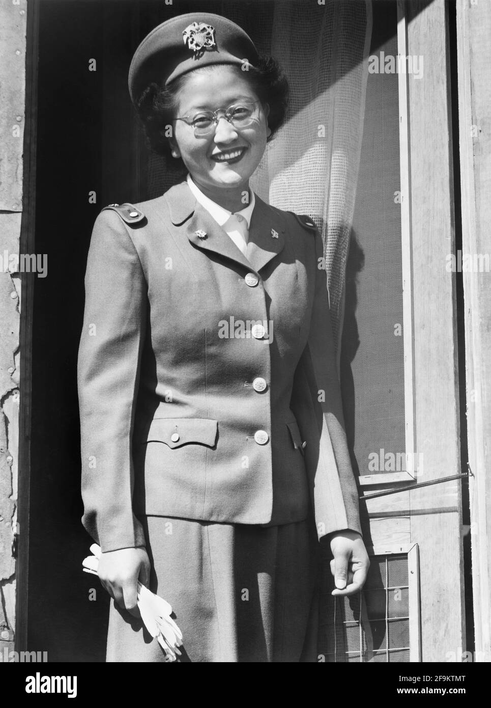 Infirmière de cadets de la Marine américaine japonaise, Kay Fukuda, Manzanar Relocation Center, Californie, États-Unis, Ansel Adams, Collection du Centre de réinstallation de la guerre de Manzanar, 1943 Banque D'Images