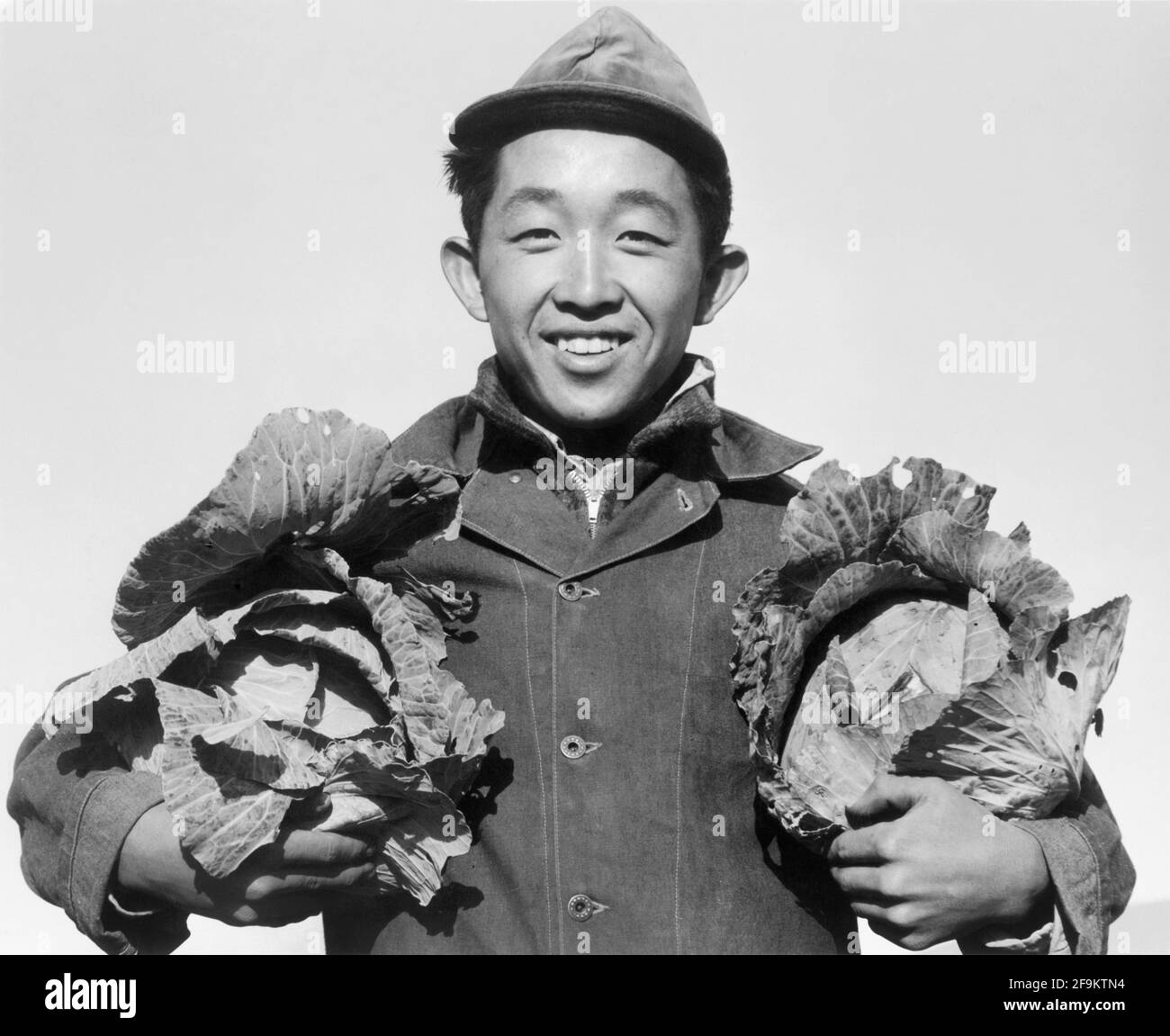 Richard Kobayashi, agriculteur avec cabanes, Manzanar Relocation Center, Californie, États-Unis, Ansel Adams, Collection du Centre de réinstallation de la guerre de Manzanar, 1943 Banque D'Images