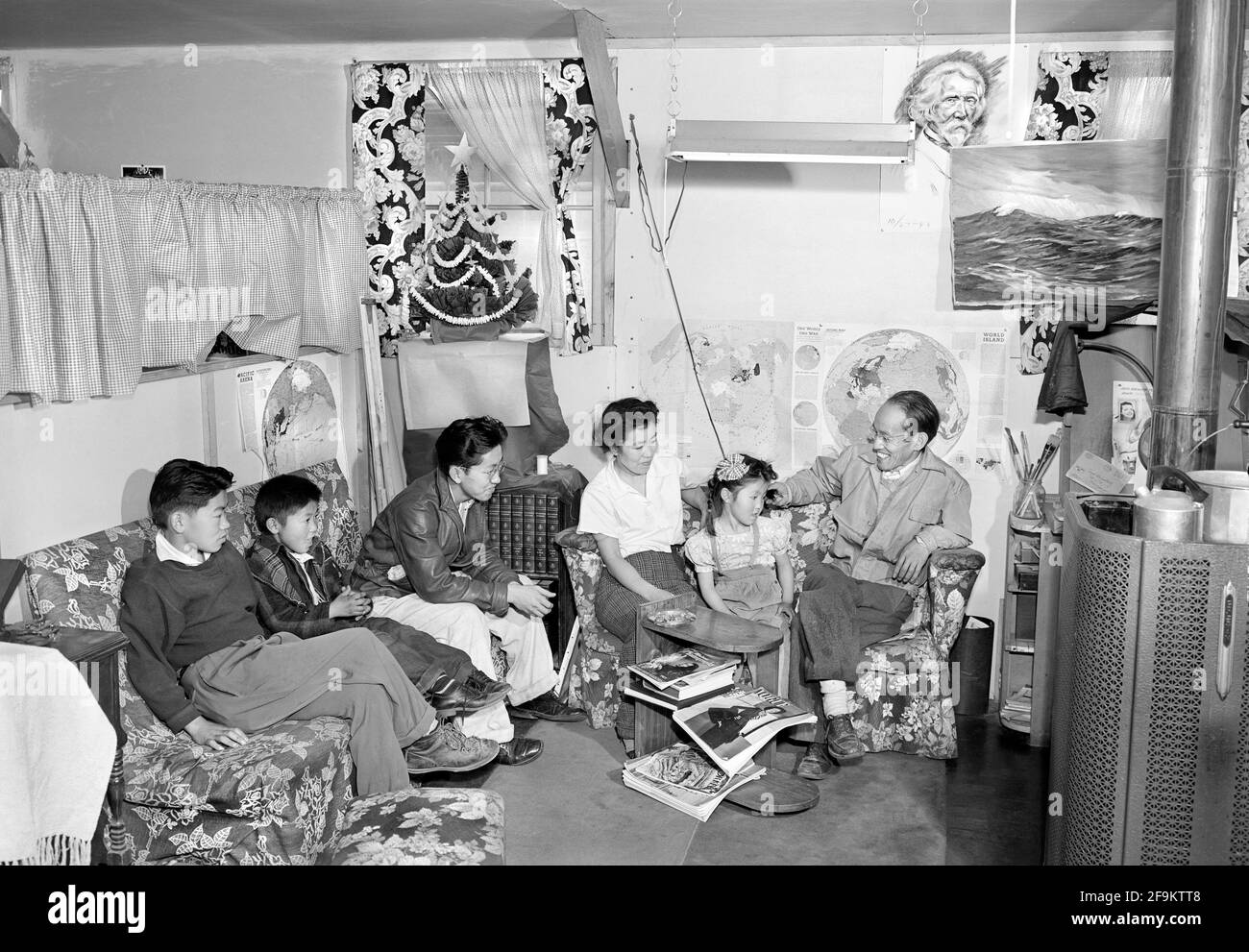 Famille Miyatake, Portrait assis dans la salle de séjour, Manzanar Relocation Center, Californie, Etats-Unis, Ansel Adams, Collection Manzanar War Relocation Centre, 1943 Banque D'Images