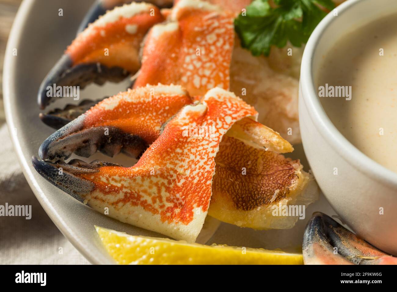 Pinces de crabe cuites à la vapeur avec sauce trempée Banque D'Images