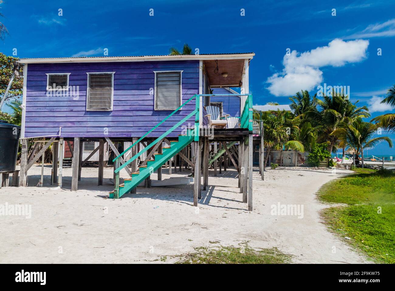 Maison en bois sur pilotis à Caye Caulker Island, Belize Banque D'Images