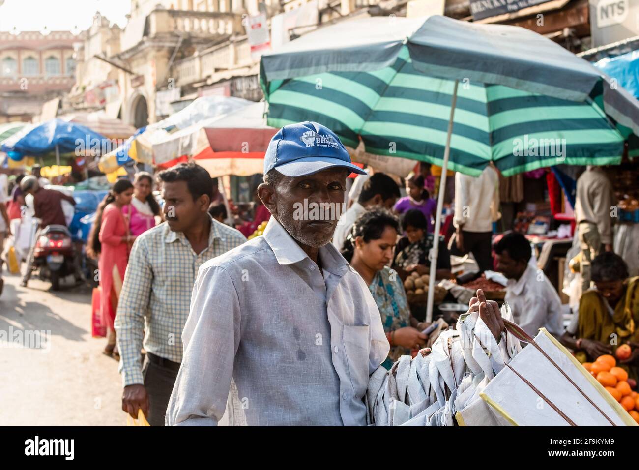 Mysuru, Karnataka, Inde - janvier 2019 : un vendeur de rue vendant des sacs de jute dans les rues de la ville de Mysore. Banque D'Images