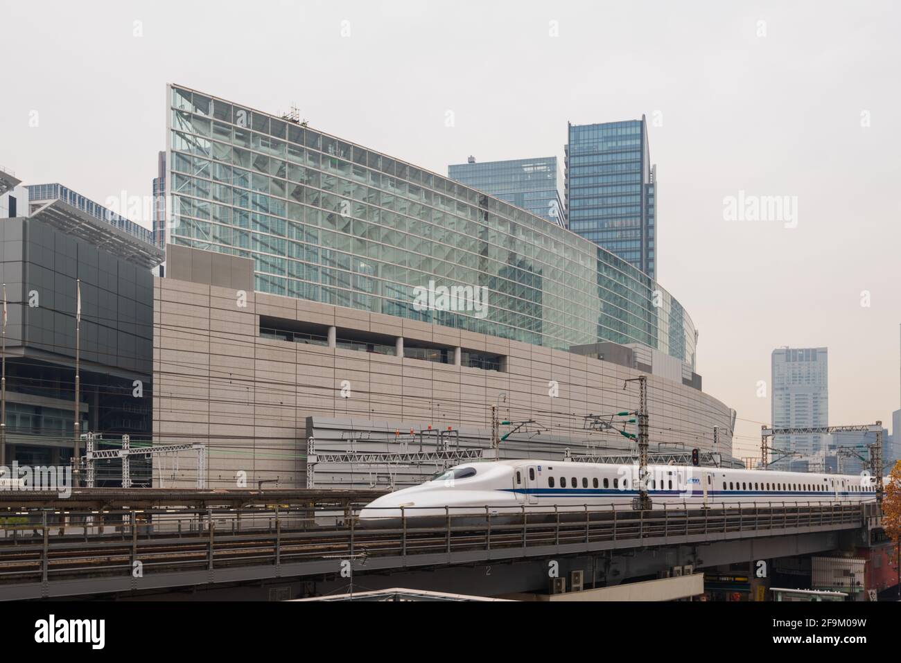 Tokyo, Japon - 10 décembre 2015 : Forum international de Tokyo avec Shinkansen à la gare de Yurakucho, Chiyoda-ku, Tokyo, Japon Banque D'Images