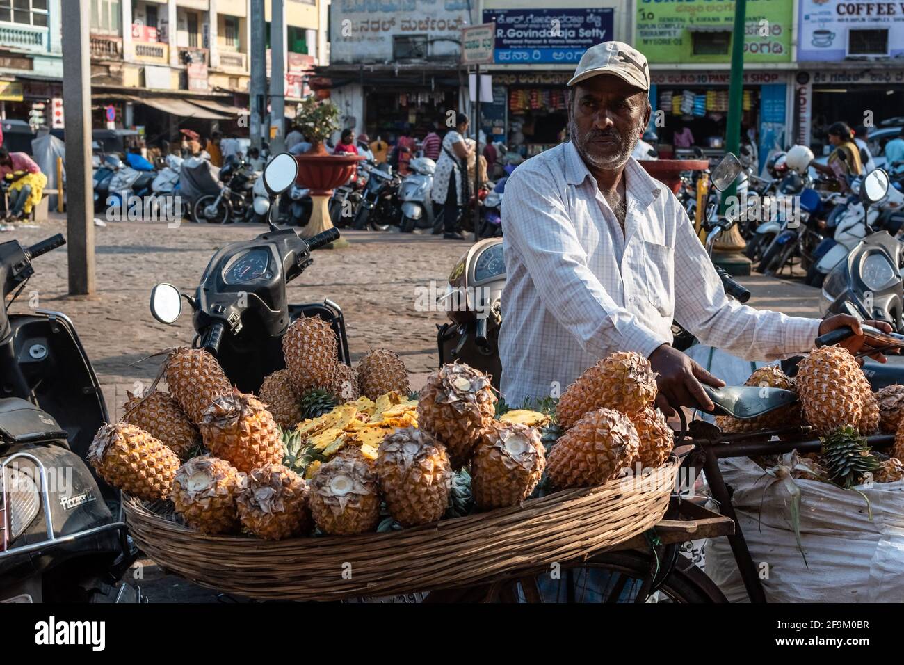 Mysuru, Karnataka, Inde - janvier 2019: Un vendeur de rue vendant des fruits frais de jackfruit à sa cale de fruits dans les rues de la ville de Mysore. Banque D'Images