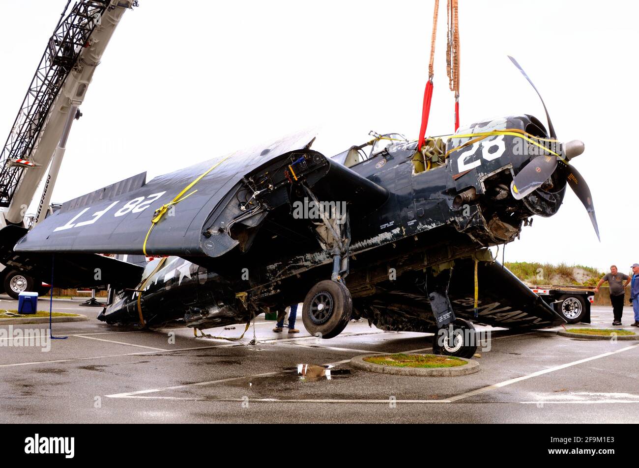 Patrick Space Force base, comté de Brevard, Floride, États-Unis. 19 avril 2021. La deuxième Guerre mondiale Grumman TBM Avenger appartenant au Valiant Air Command (VAC) s'est écrasé dans l'océan Atlantique pendant ce week-end Cocoa Beach Air Show. Le pilote a effectué un atterrissage d'eau et n'a pas été blessé, mais il a été transporté à un hôpital local pour évaluation. L'avion sera transporté au musée d'ACC pour restauration. Crédit photo : Julian Leek/Alay Live News Banque D'Images