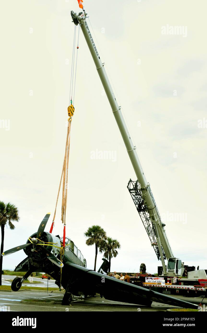 Patrick Space Force base, comté de Brevard, Floride, États-Unis. 19 avril 2021. La deuxième Guerre mondiale Grumman TBM Avenger appartenant au Valiant Air Command (VAC) s'est écrasé dans l'océan Atlantique pendant ce week-end Cocoa Beach Air Show. Le pilote a effectué un atterrissage d'eau et n'a pas été blessé, mais il a été transporté à un hôpital local pour évaluation. L'avion sera transporté au musée d'ACC pour restauration. Crédit photo : Julian Leek/Alay Live News Banque D'Images