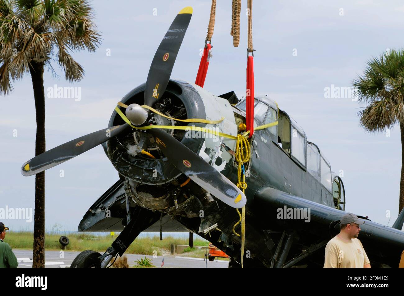 Patrick Space Force base, comté de Brevard, Floride, États-Unis. 19 avril 2021. La deuxième Guerre mondiale Grumman TBM Avenger appartenant au Valiant Air Command (VAC) s'est écrasé dans l'océan Atlantique pendant ce week-end Cocoa Beach Air Show. Le pilote a effectué un atterrissage d'eau et n'a pas été blessé, mais il a été transporté à un hôpital local pour évaluation. L'avion sera transporté au musée d'ACC pour restauration. Crédit photo : Julian Leek/Alay Live News Banque D'Images