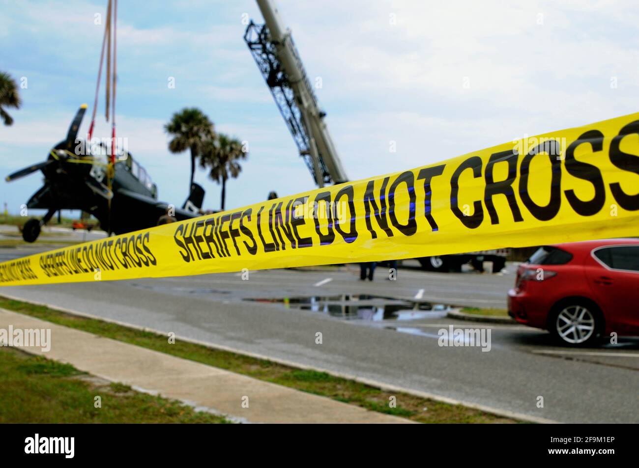 Patrick Space Force base, comté de Brevard, Floride, États-Unis. 19 avril 2021. La deuxième Guerre mondiale Grumman TBM Avenger appartenant au Valiant Air Command (VAC) s'est écrasé dans l'océan Atlantique pendant ce week-end Cocoa Beach Air Show. Le pilote a effectué un atterrissage d'eau et n'a pas été blessé, mais il a été transporté à un hôpital local pour évaluation. L'avion sera transporté au musée d'ACC pour restauration. Crédit photo : Julian Leek/Alay Live News Banque D'Images