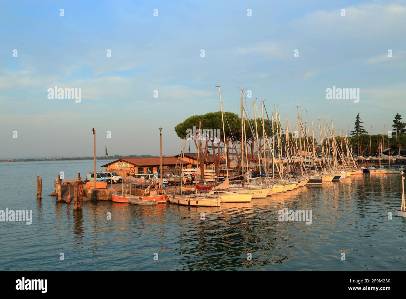 Port de Desenzano del Garda au coucher du soleil / Fraglia Vela, Porto di Desenzano Banque D'Images