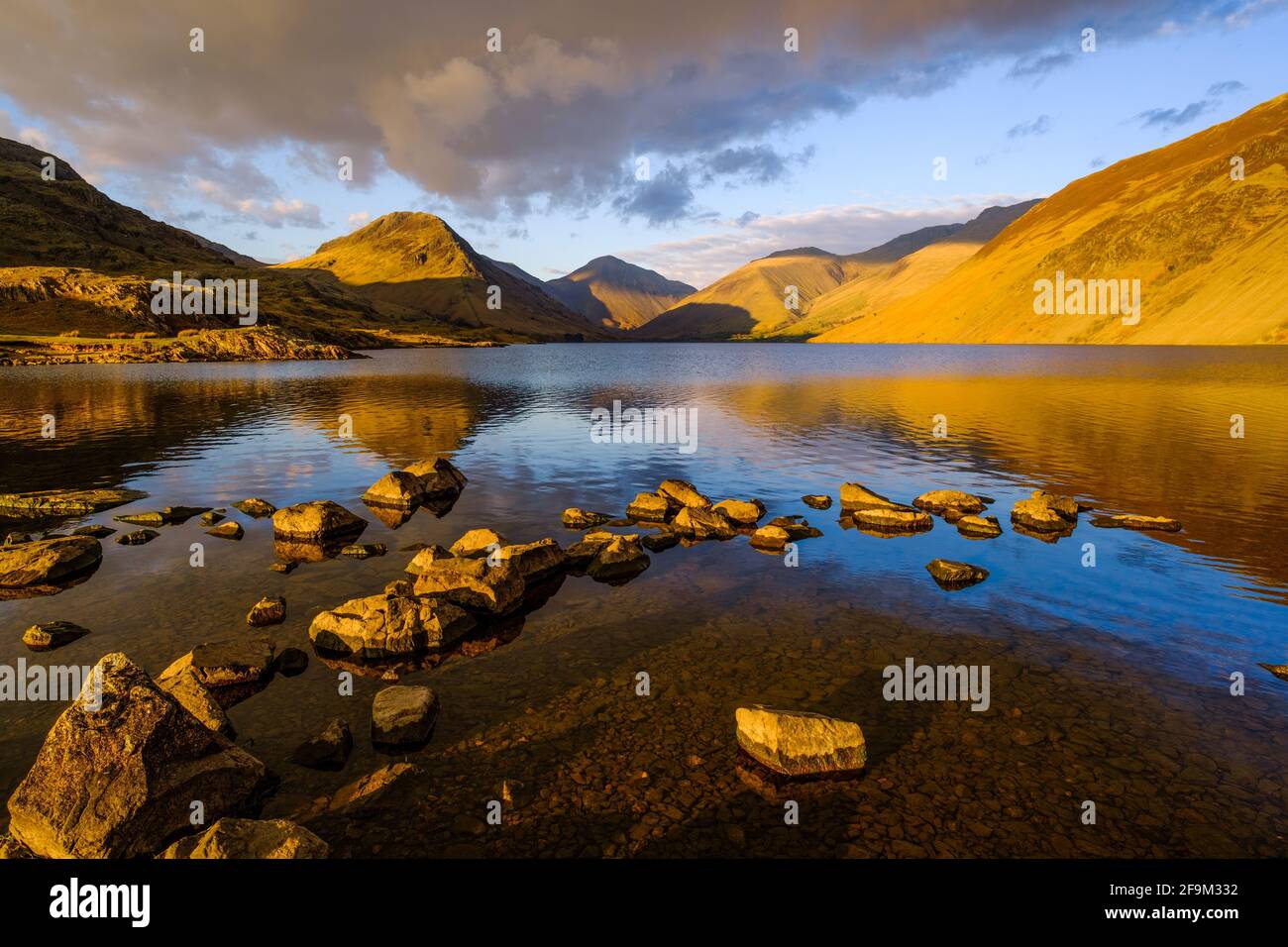Wastwater dans le district de English Lake pendant l'heure d'or, peu avant le coucher du soleil. Banque D'Images