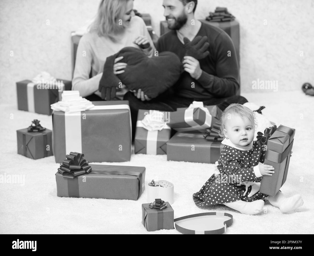 Fetez La Saint Valentin Couple Amoureux De Bebe Tout Petit Fetez Son Anniversaire La Famille Est Recompensee Avec Amour Heureux D Etre Ensemble Valeurs Familiales Photo Stock Alamy Fetez La Saint Valentin Couple Amoureux De Bebe Tout Petit Fetez Son Anniversaire La Famille Est Recompensee Avec Amour Heureux D Etre Ensemble Valeurs Familiales Photo Stock Alamy