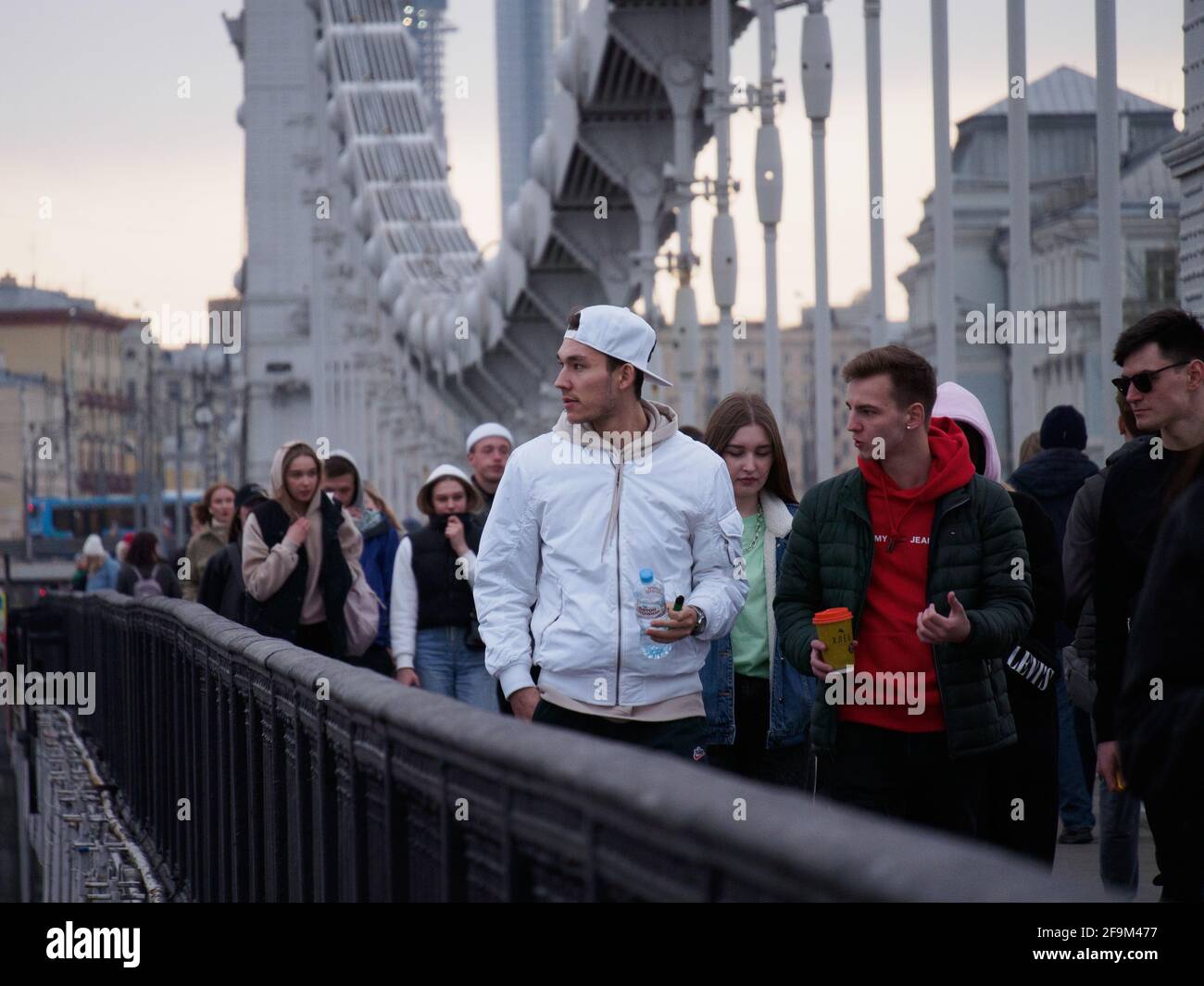 Moscou, Russie. 18 avril 2021. Les jeunes à la mode traversent le pont de Crimée pour se rendre au parc Gorky crédit: SOPA Images Limited/Alay Live News Banque D'Images