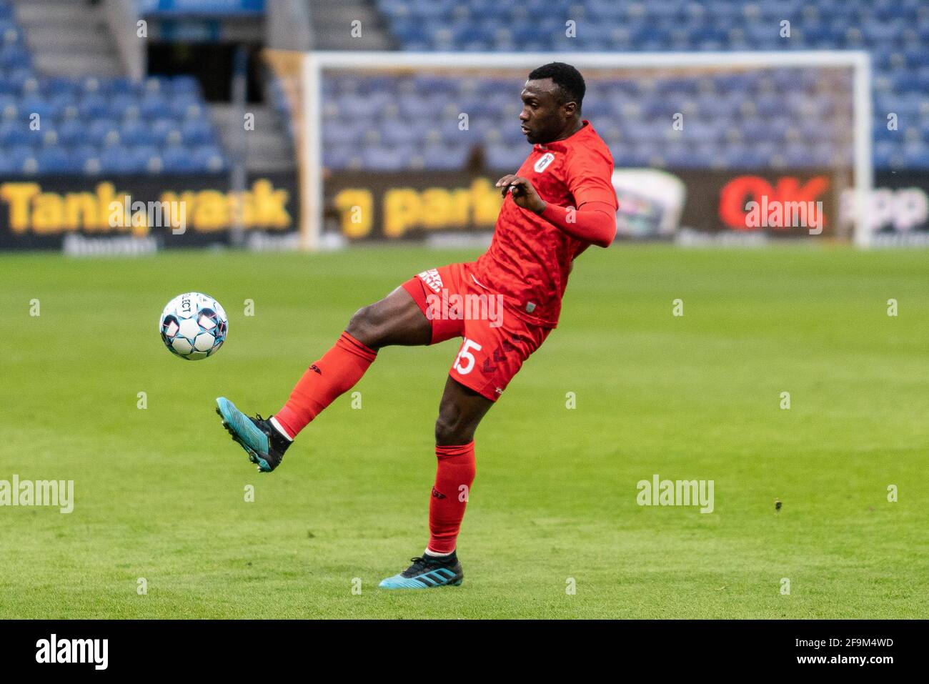 Brondby, Danemark. 18 avril 2021. Bubacarr Sanneh (15) d'Aarhus GF observé pendant le match 3F Superliga entre FC Brondby IF et Aarhus GF Brondby Stadion dans Brondby. (Crédit photo : Gonzales photo/Alamy Live News Banque D'Images