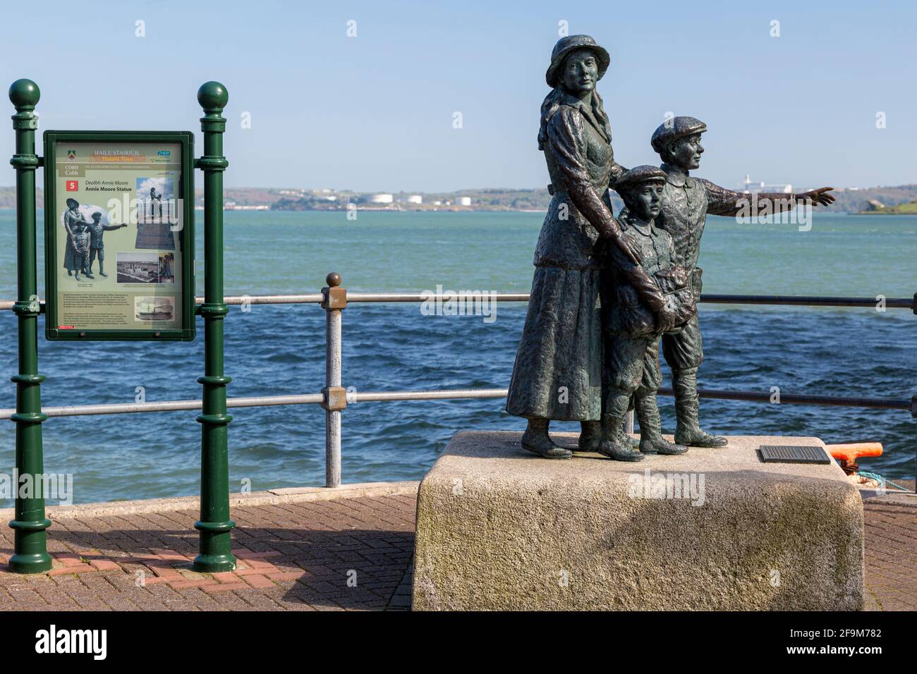 Statue d'Annie Moore à Cobh, Irlande. À l'âge de 15 ans, avec ses deux frères, étaient les premiers immigrants traités à Ellis Island, à New York Banque D'Images