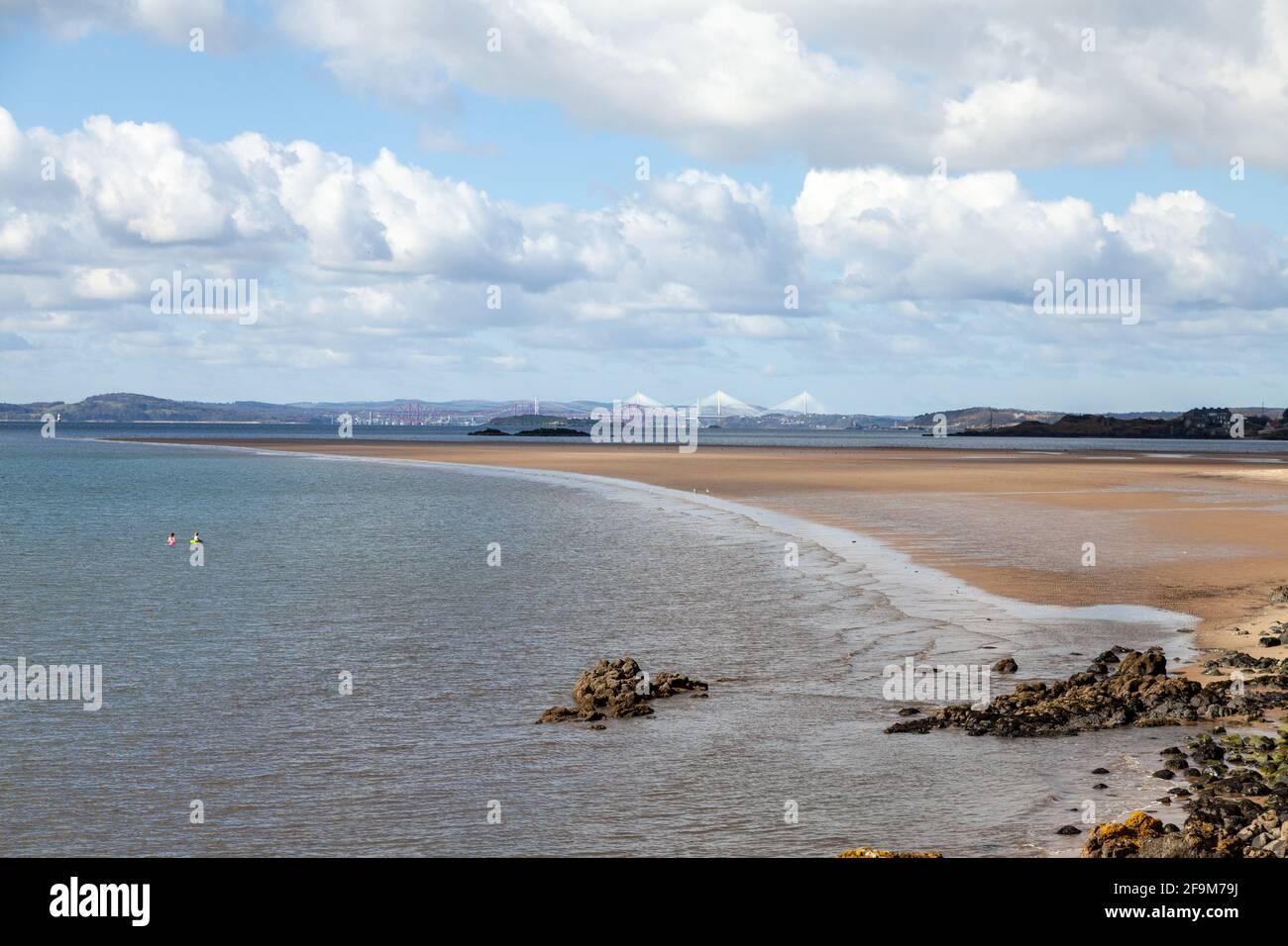 Vue sur une grande barre de sable exposée en direction du pont Forth, Kinghorn, Fife, Écosse. Banque D'Images