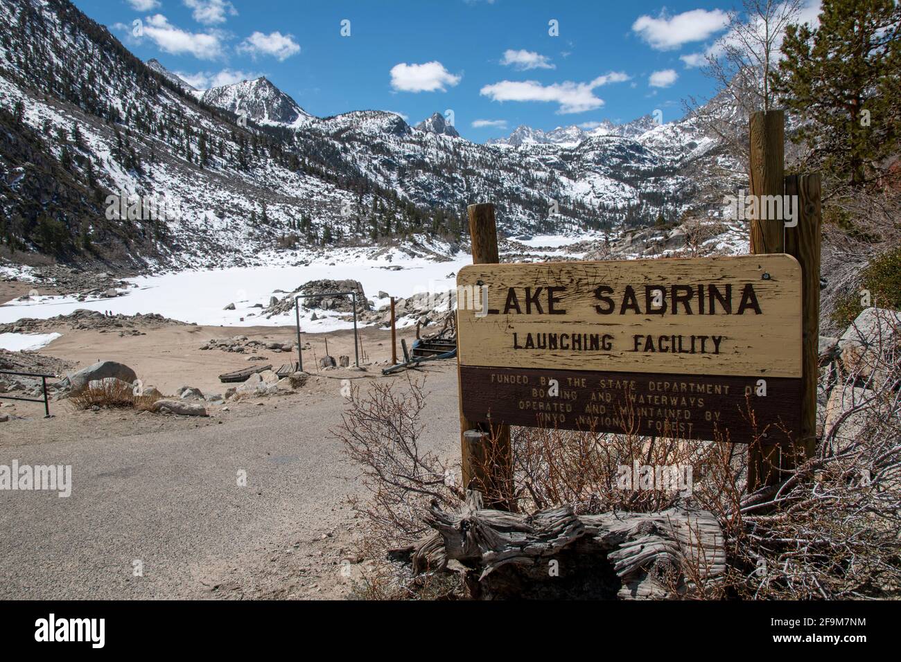 Le lac Sabrina est un réservoir du comté d'Inyo, en Californie, aux États-Unis qui est encore gelé au printemps chaque année. Banque D'Images
