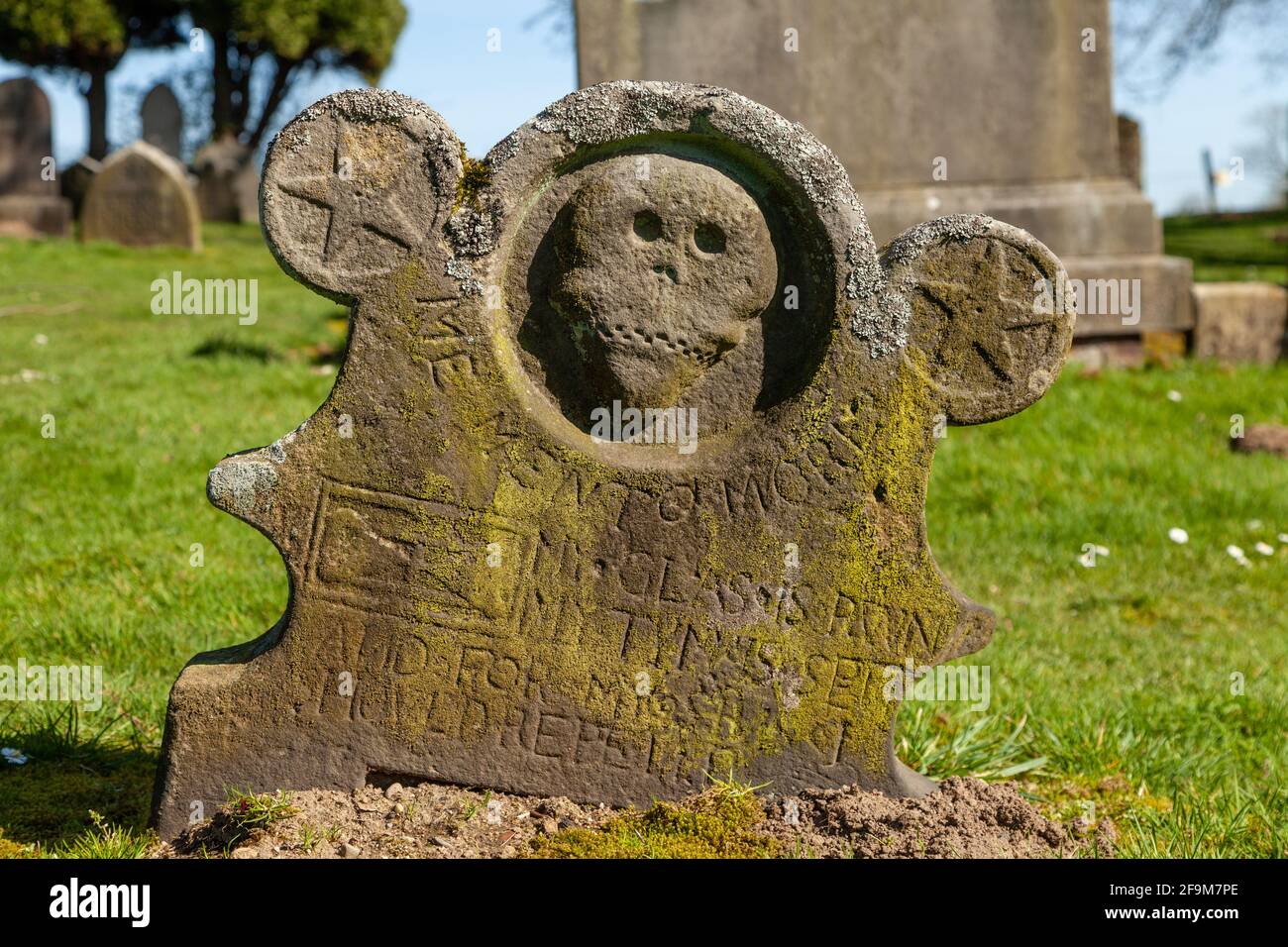 Gros plan d'une pierre à tête sculptée à Culross West Kirk Église de Fife en vedette dans la saison un de l'Outlander Série TV Banque D'Images