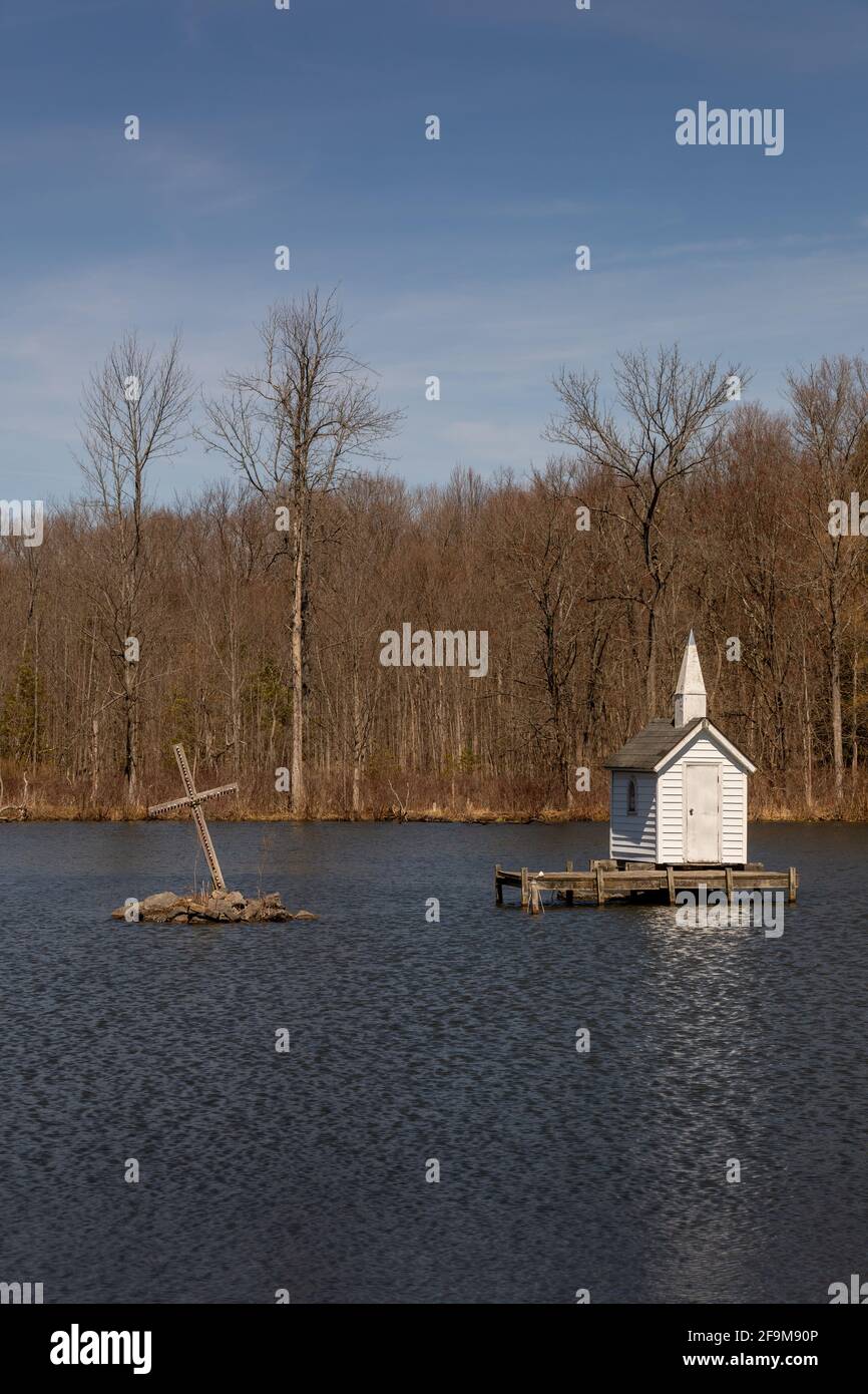 Cross Island Chapel, Oneida, NY, construit en 1989 et situé au milieu d'un étang, est considéré comme la plus petite église du monde. Banque D'Images