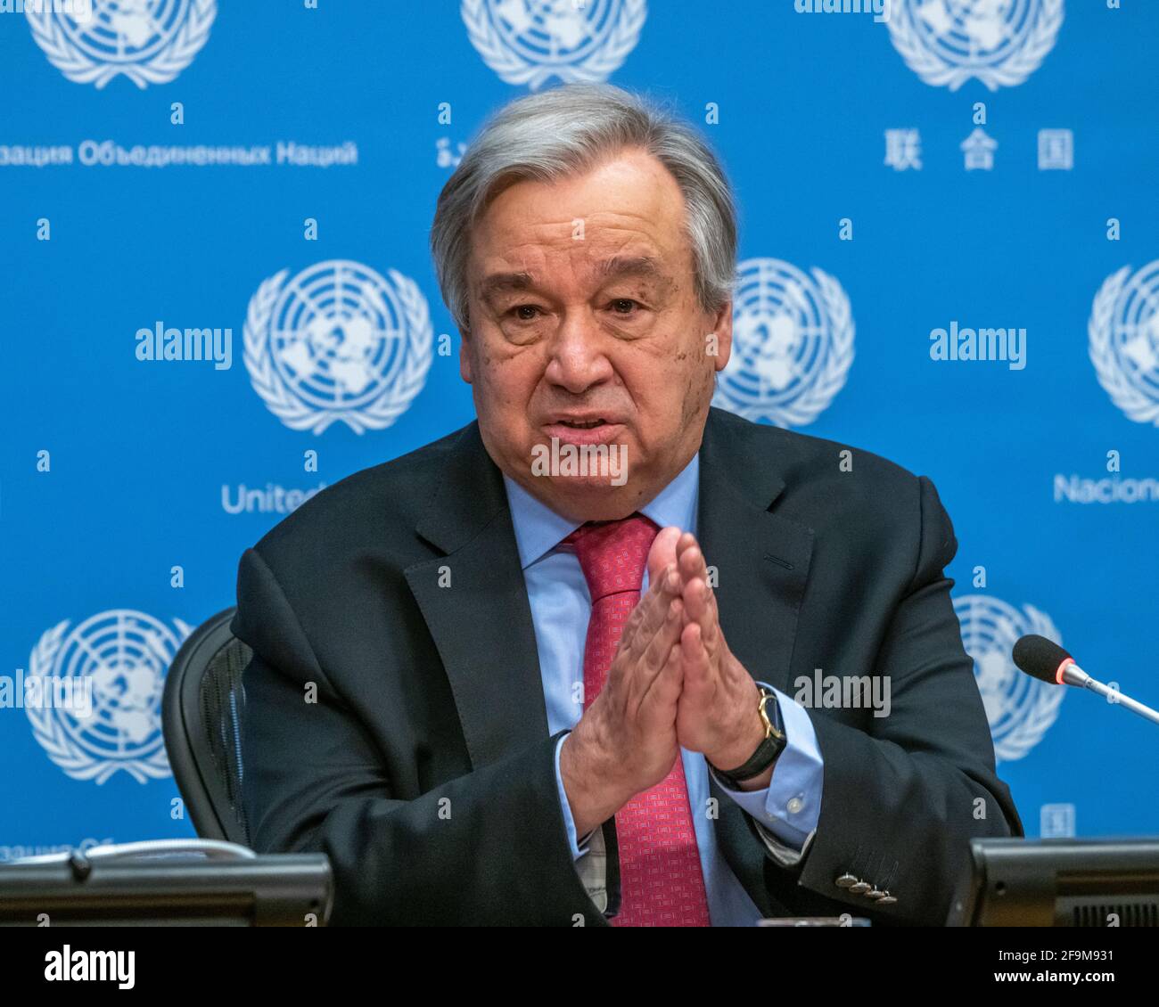 New York, États-Unis. 19 avril 2021. Le Secrétaire général des Nations Unies António Guterres fait des gestes en présentant le rapport sur l'état du climat mondial 2020 au siège des Nations Unies à New York. Guterres a mis en garde contre les « abysses » climatiques car 2020 a été confirmé comme l'une des 3 années les plus chaudes jamais enregistrées et il a appelé à des engagements spécifiques, à une véritable action pour lutter contre le changement climatique. Credit: Enrique Shore/Alay Live News Banque D'Images