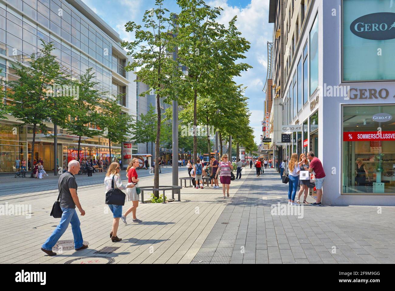 Mannheim, Allemagne - personnes marchant dans le centre-ville de Mannheim avec des gens et des magasins divers le chaud jour d'été Banque D'Images
