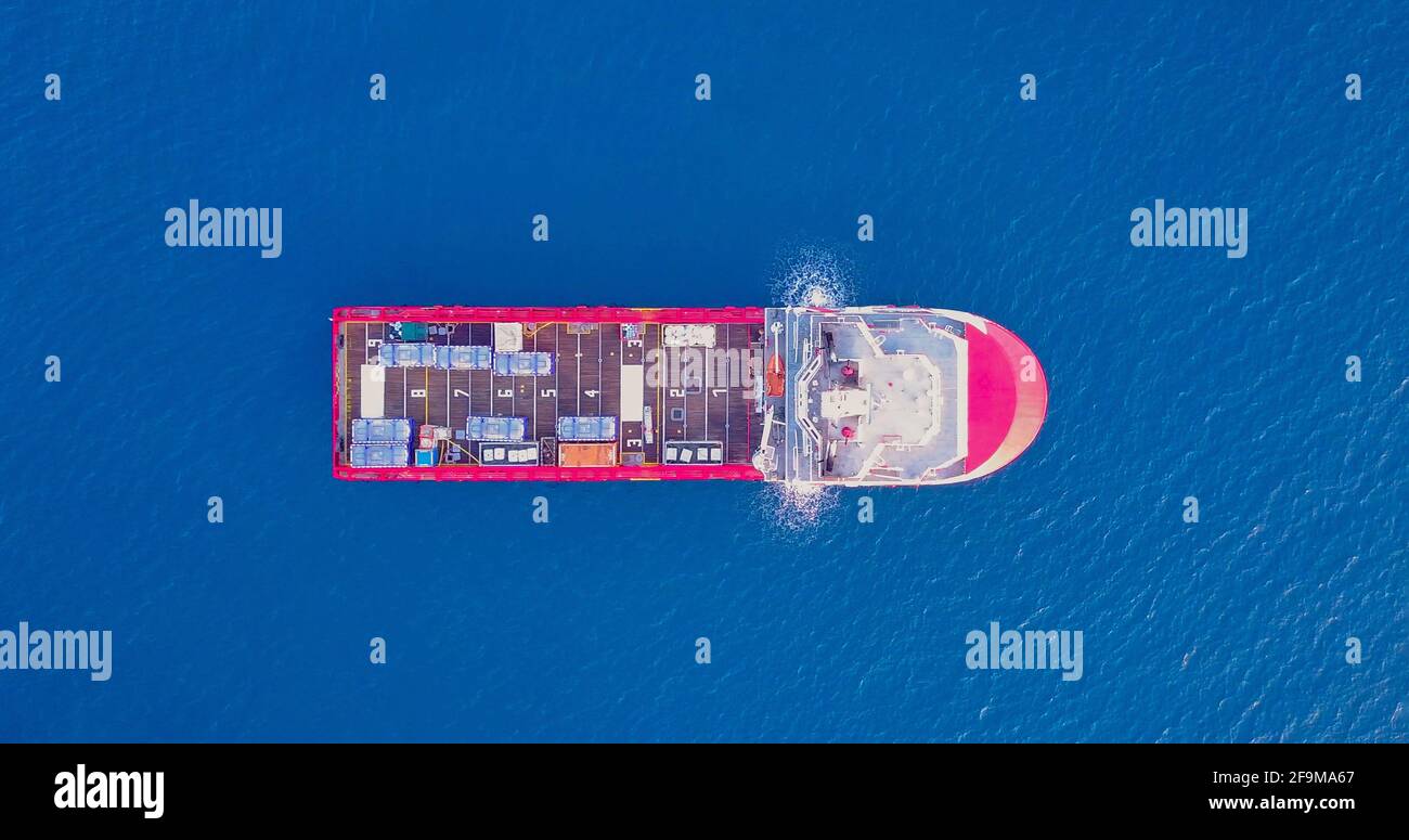 Navire de ravitaillement offshore dans l'eau calme de l'océan. Banque D'Images