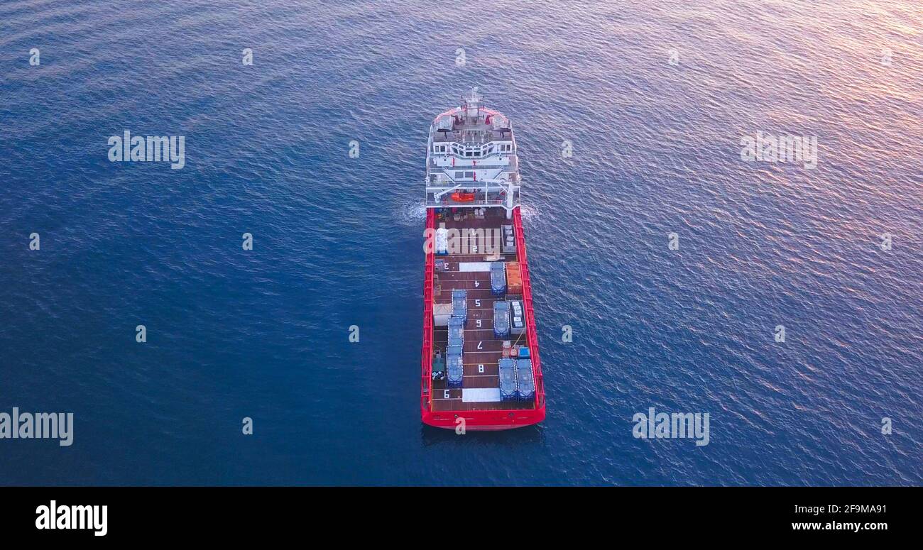 Navire de ravitaillement offshore dans l'eau calme de l'océan. Banque D'Images