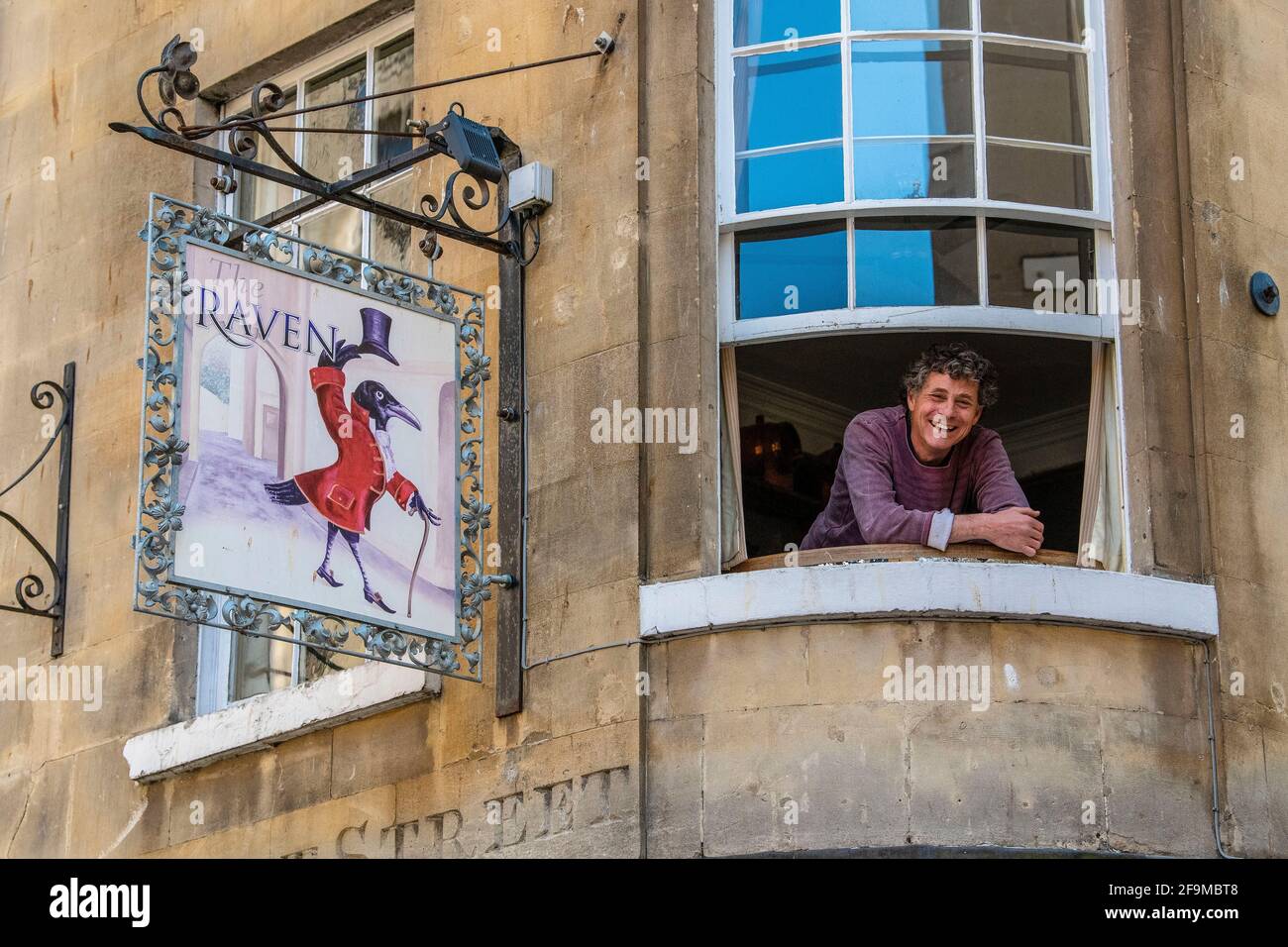 Rod Humphpris propriétaire du pub Raven à Bath, dans le Somerset, qui a chassé le leader travailliste Sir Kier Starmer du pub pendant une rangée chauffée par un confinement. Banque D'Images