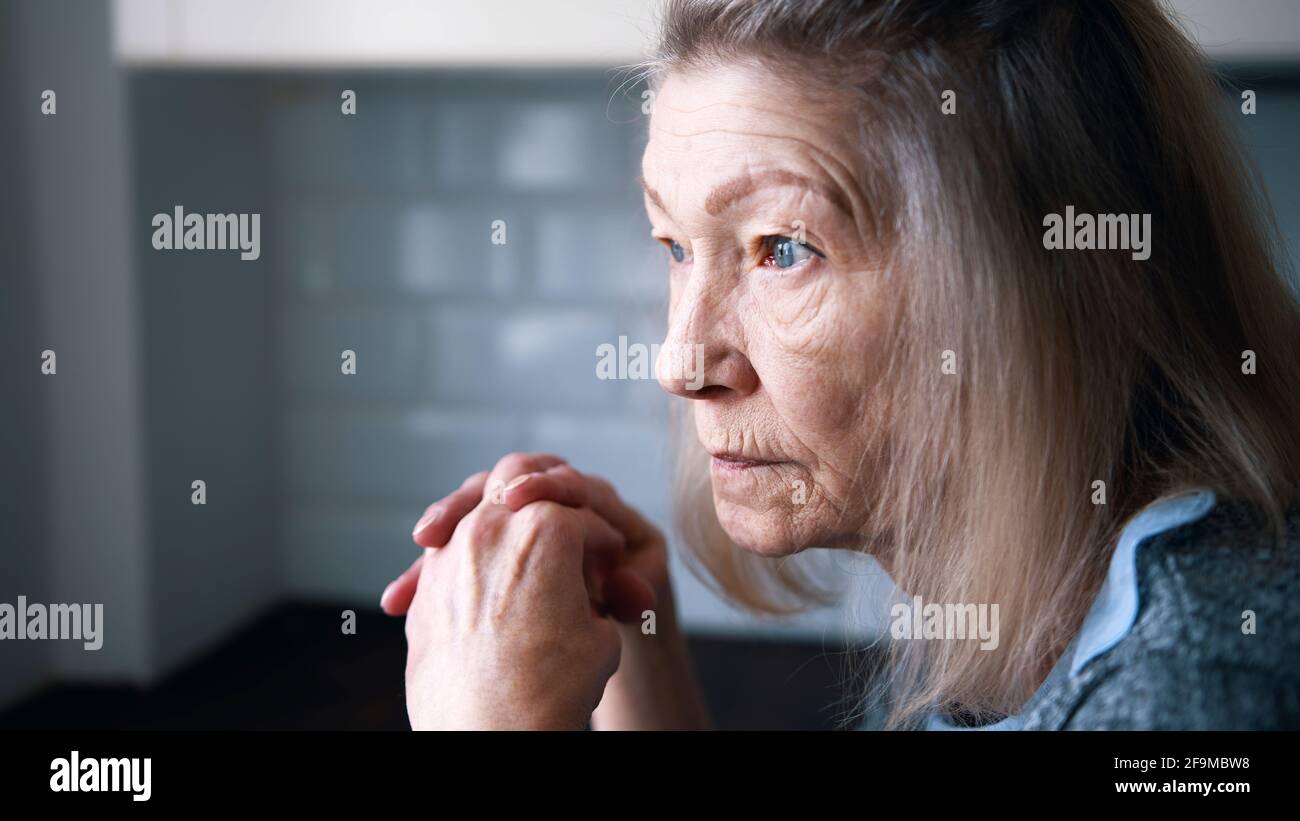 Femme âgée pensive et solitaire déprimée dans sa maison. Photo de haute qualité Banque D'Images