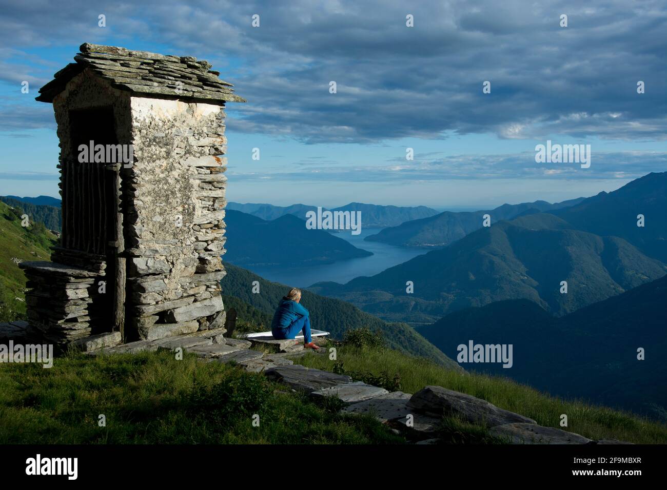 Malerischer Ausblick von der Alpe Nimi über den Lago Maggiore im Tessin, Suisse Banque D'Images